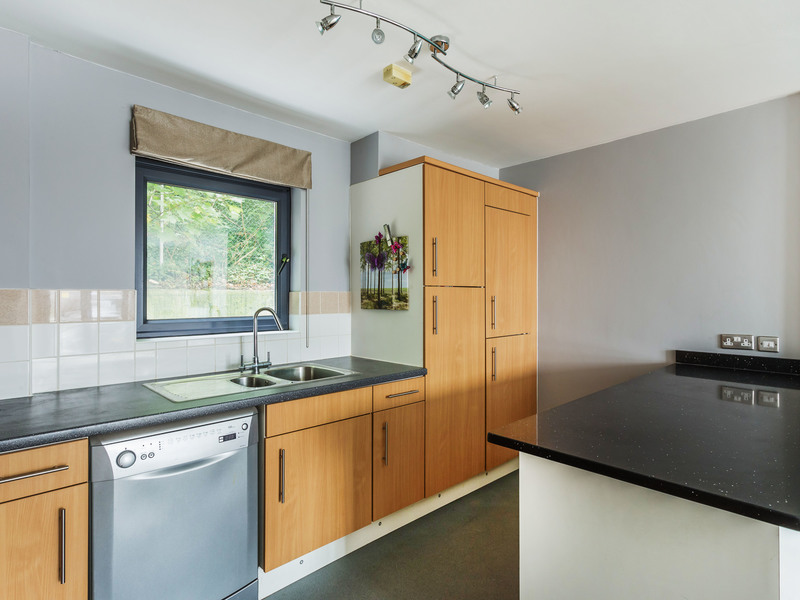 2 bed Apartment For Rent in Whyteleafe, Surrey - 2