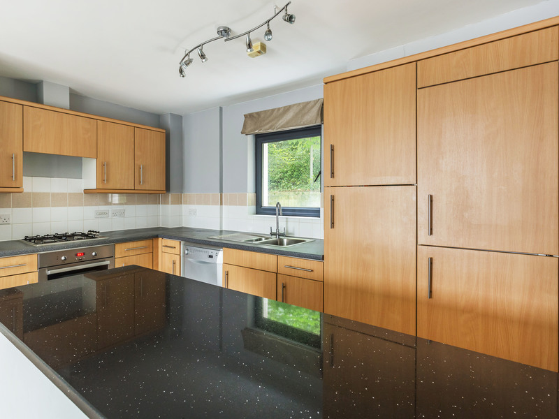 2 bed Apartment For Rent in Whyteleafe, Surrey - 3