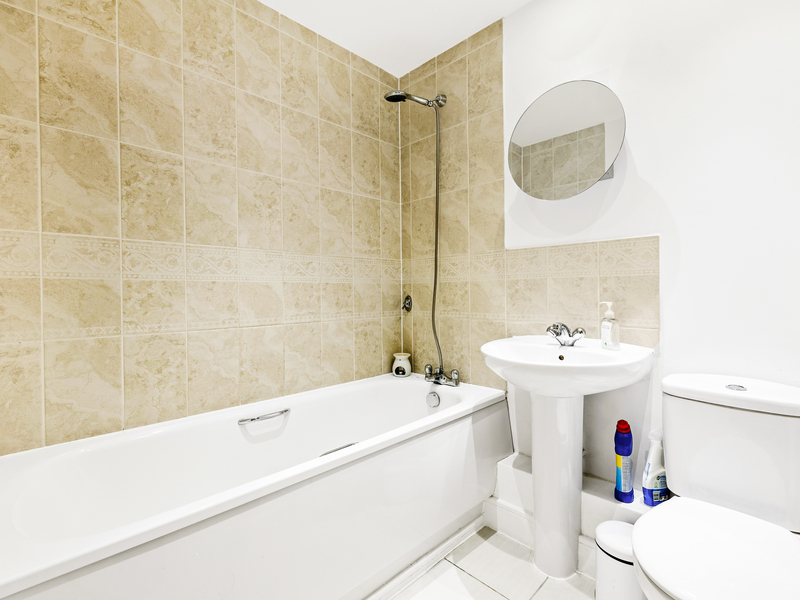 2 bed Apartment For Sale in Redhill, Surrey - 3