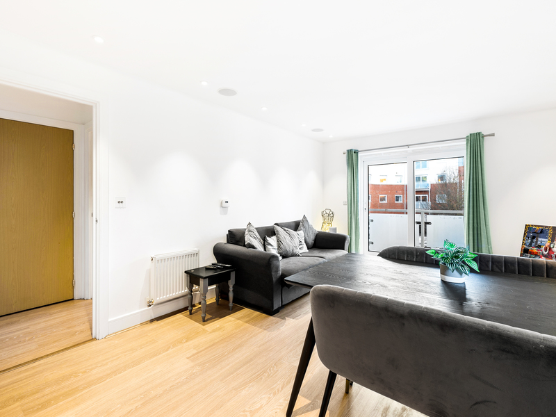 2 bed Apartment For Sale in Redhill, Surrey - 2