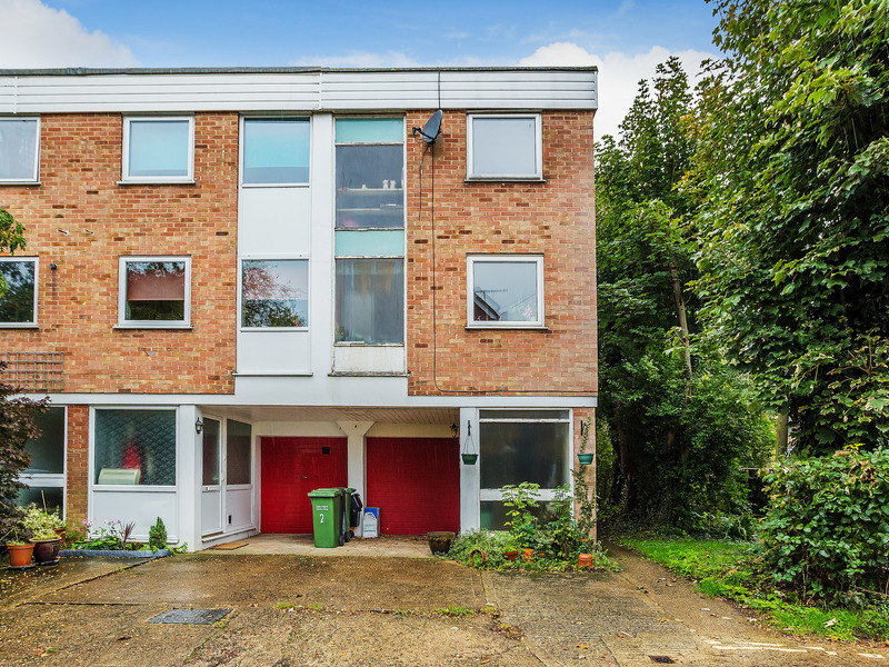 2 bed House - Townhouse For Sale in Horley, Surrey