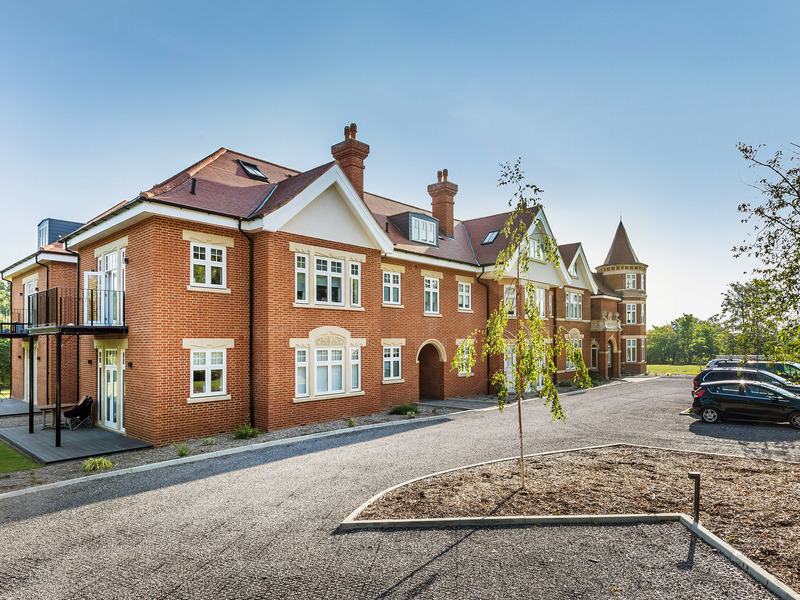 2 bed Apartment For Rent in Horley, Surrey