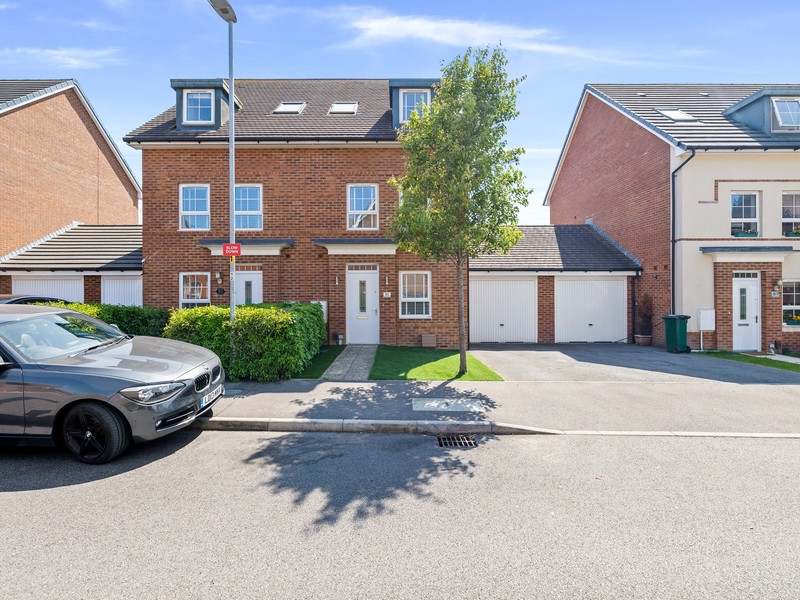 3 bed House - Semi For Sale in Crawley, West Sussex