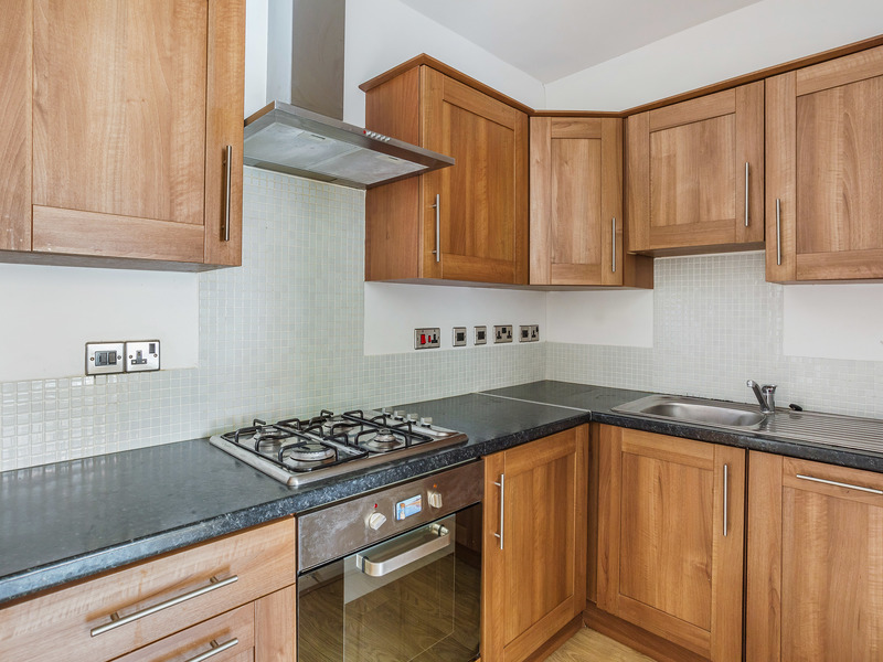 1 bed Apartment For Rent in Redhill, Surrey - 3
