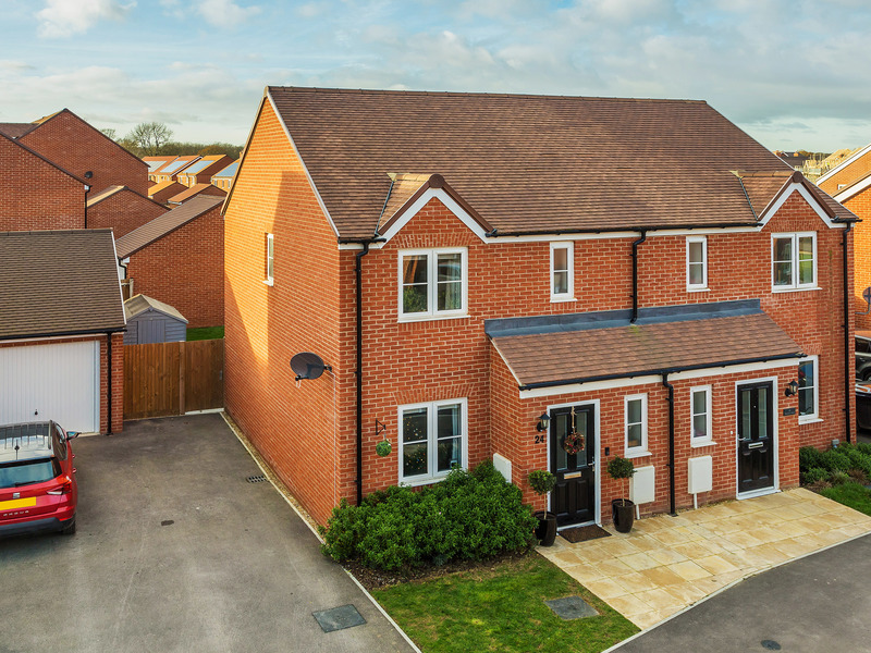 3 bed House - Semi For Sale in Horley, Surrey - 2