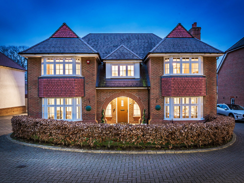 5 bed House - Detached For Sale in Crawley, West Sussex