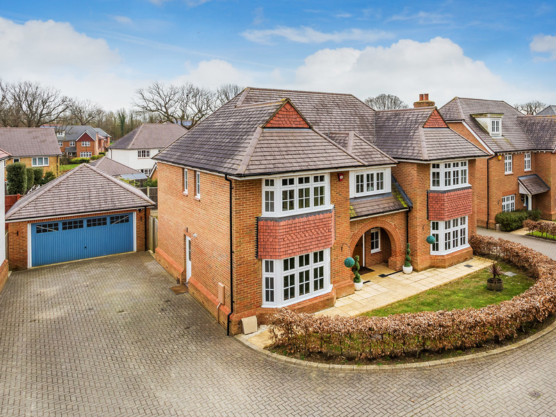 5 bed House - Detached For Sale in Crawley, West Sussex - 2