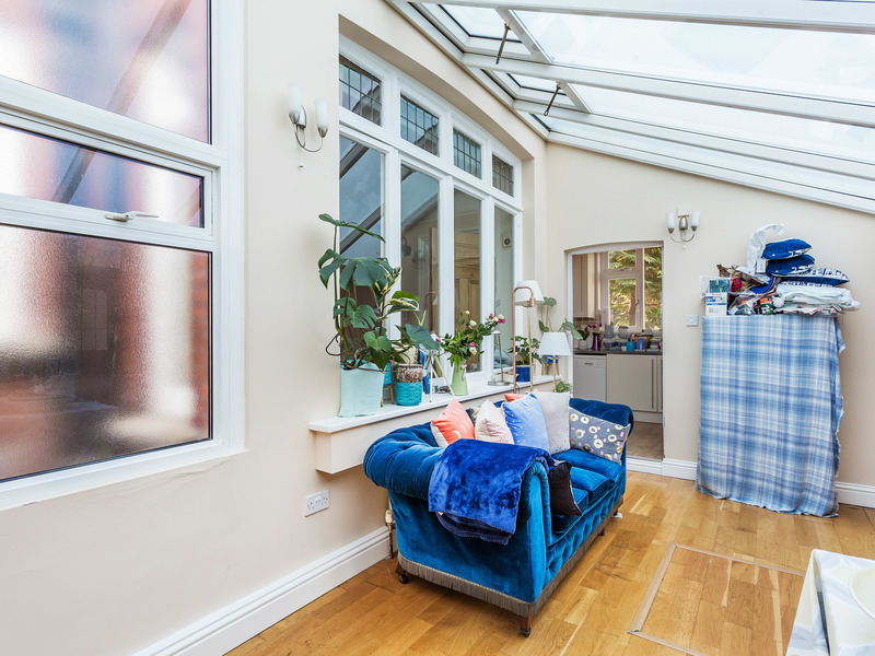 1 bed Apartment For Rent in Reigate, Surrey - 2