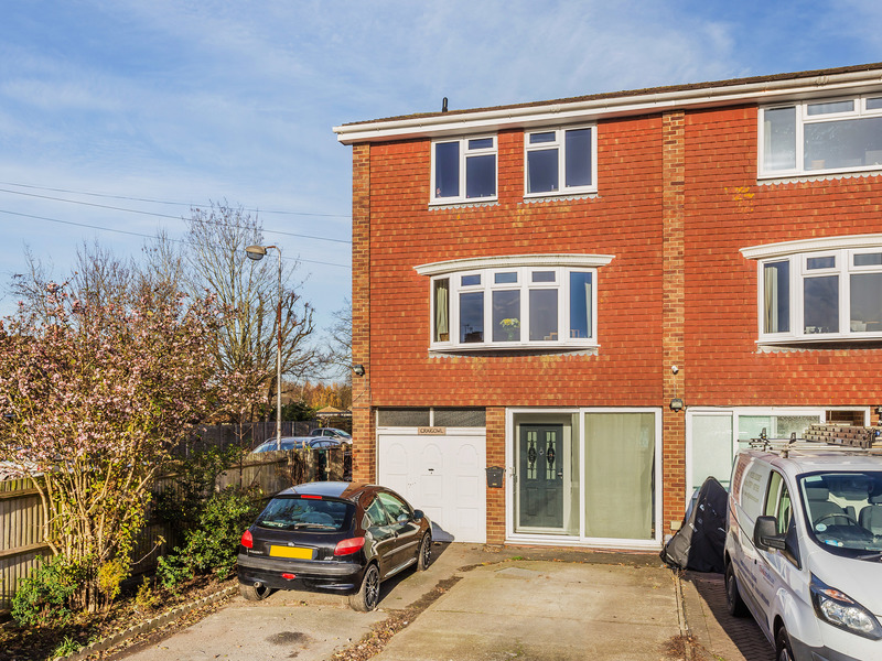 3 bed House - Townhouse For Sale in Horley, Surrey
