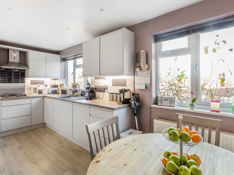 3 bed House - Townhouse For Sale in Horley, Surrey - 2