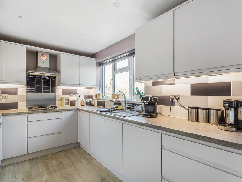 3 bed House - Townhouse For Sale in Horley, Surrey - 3