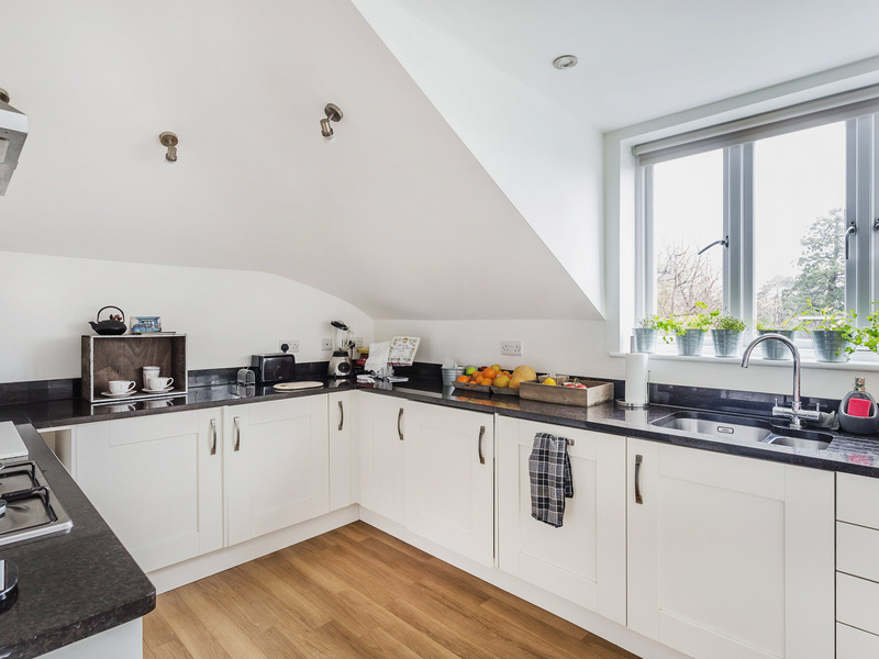 2 bed Apartment For Rent in Reigate, Surrey - 2