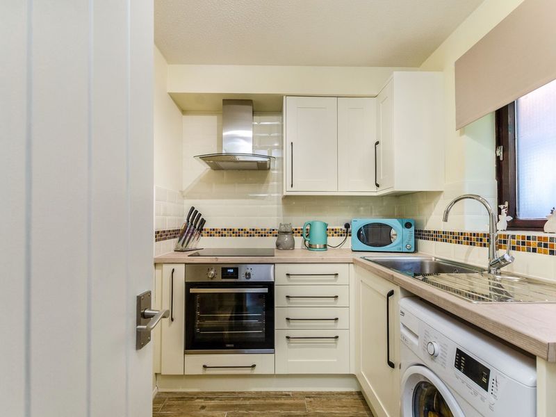 0 bed Studio For Rent in Redhill, Surrey - 2
