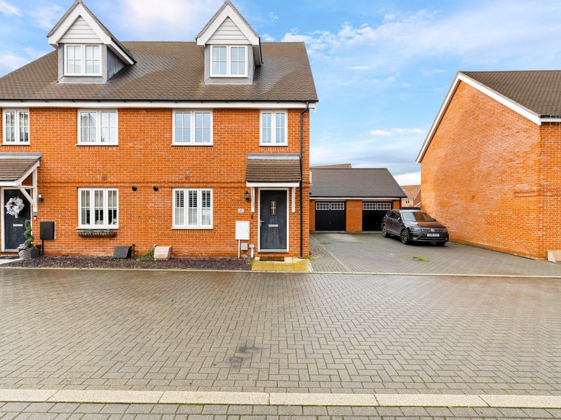 3 bed House - Semi For Sale in Horley, Surrey