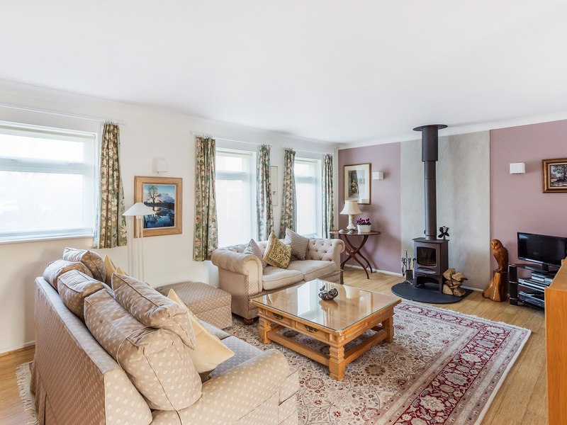 3 bed House - Detached For Sale in Petersfield, Hampshire - 2