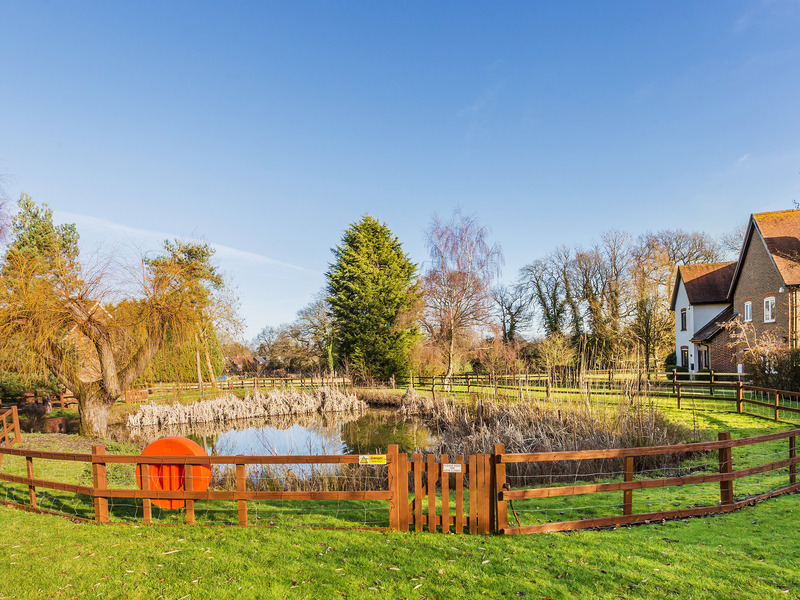 2 bed House - Semi For Sale in Horley, Surrey - 3