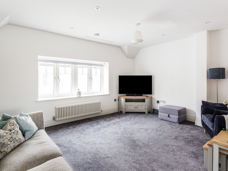 2 bed Apartment For Rent in Horley, Surrey - 3