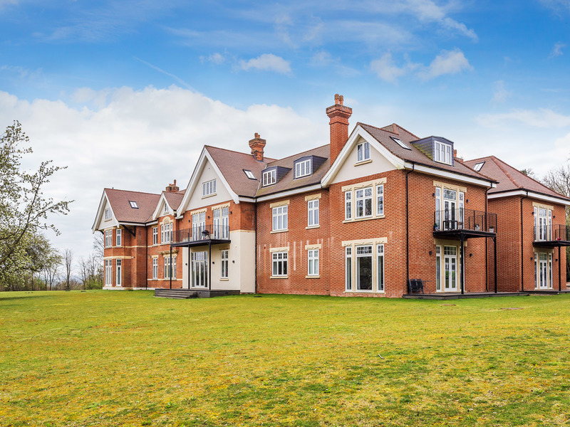 2 bed Apartment For Rent in Horley, Surrey