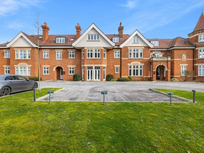 2 bed Apartment For Rent in Horley, Surrey - 3