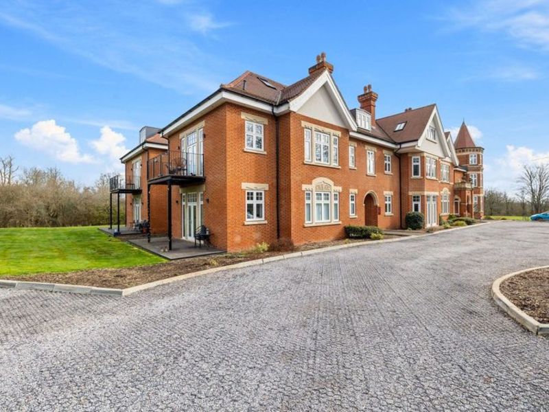 2 bed Apartment For Rent in Horley, Surrey - 2