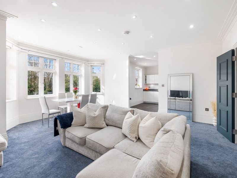 2 bed Apartment For Rent in Horley, Surrey
