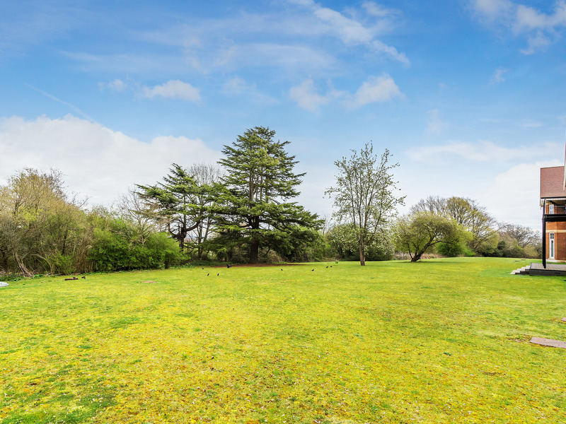 2 bed Apartment For Rent in Horley, Surrey - 3