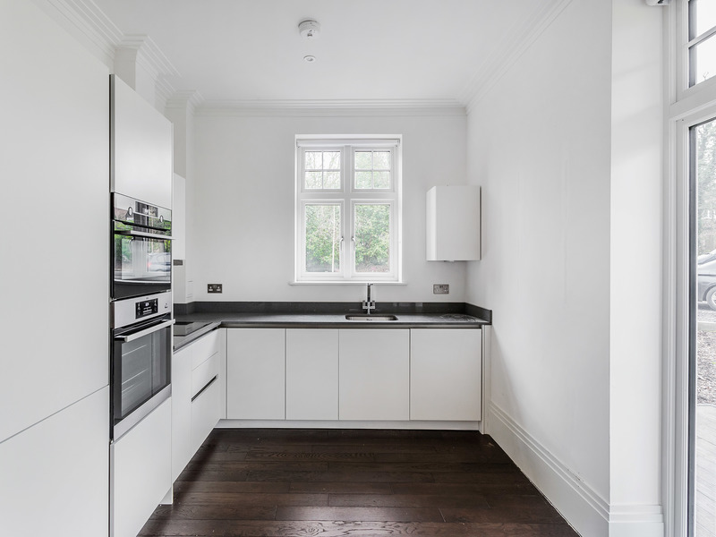 1 bed Apartment For Rent in Horley, Surrey