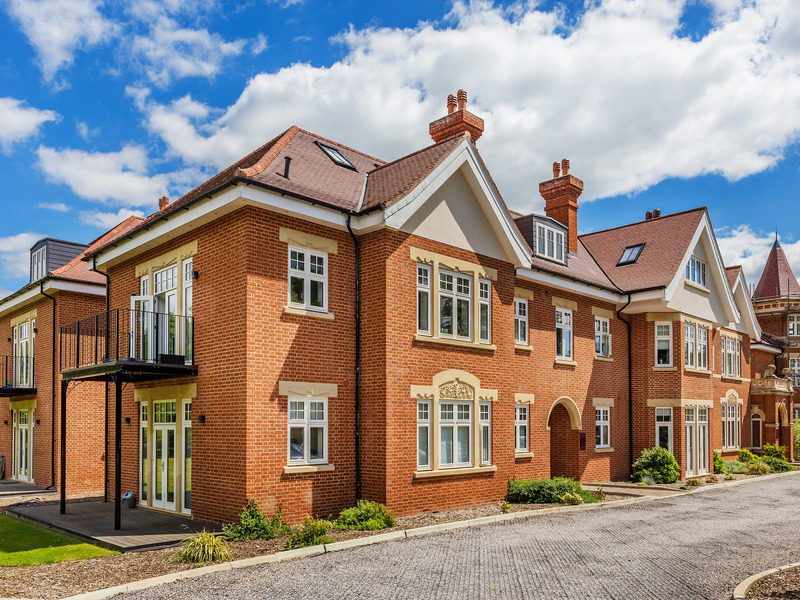 2 bed Apartment For Rent in Horley, Surrey - 2