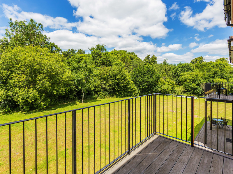 2 bed Apartment For Rent in Horley, Surrey