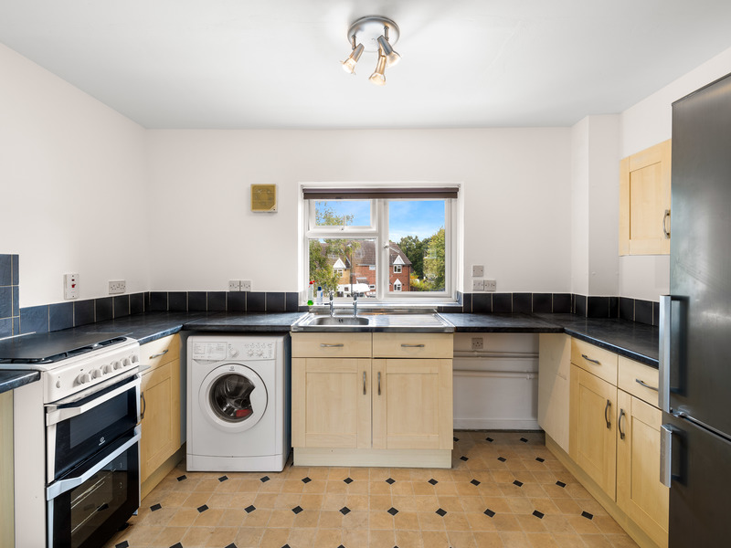 1 bed Maisonette For Rent in Crawley, West Sussex - 2