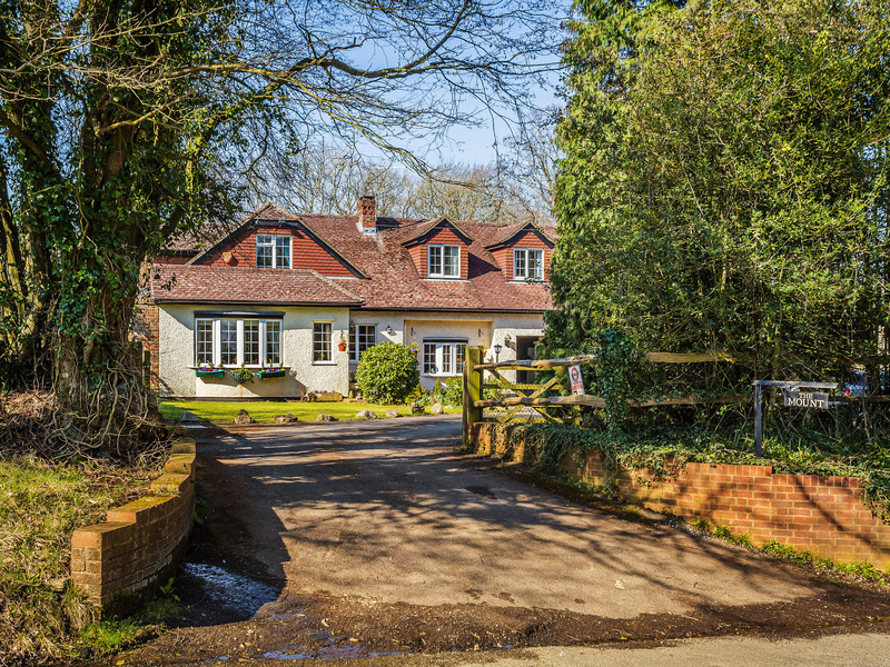 5 bed House - Detached For Sale in Horley, Surrey - 2
