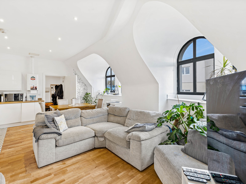 3 bed Apartment For Sale in Whyteleafe, Surrey