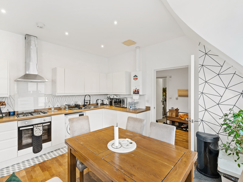 3 bed Apartment For Sale in Whyteleafe, Surrey - 3