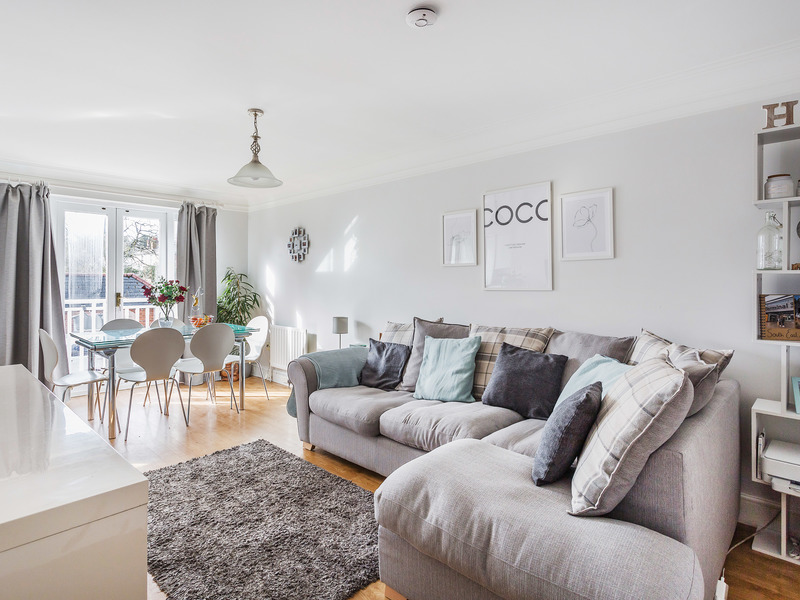 2 bed Apartment For Sale in Dorking, Surrey