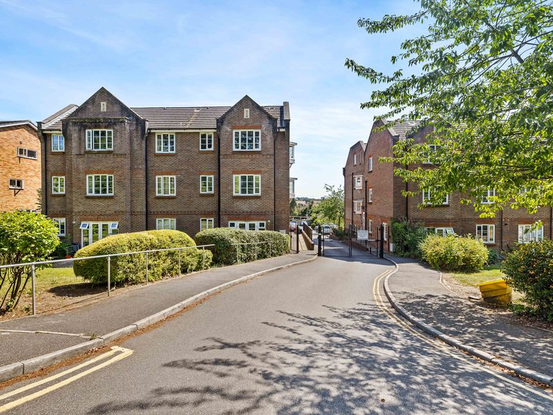 2 bed Apartment For Rent in Redhill, Surrey