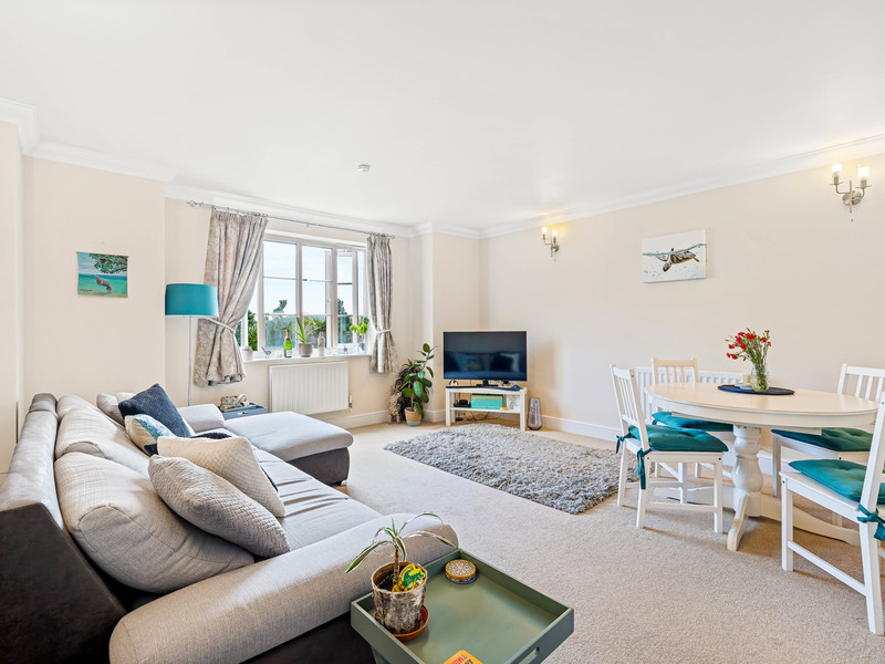 2 bed Apartment For Rent in Redhill, Surrey - 2
