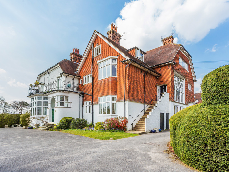2 Bed Apartment For Sale in Reigate