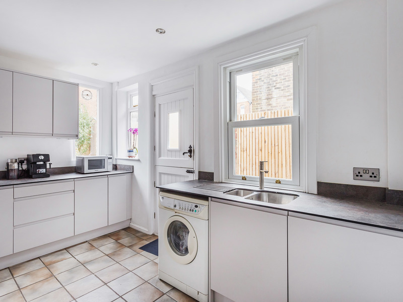 3 bed House - Detached For Rent in Reigate, Surrey - 3