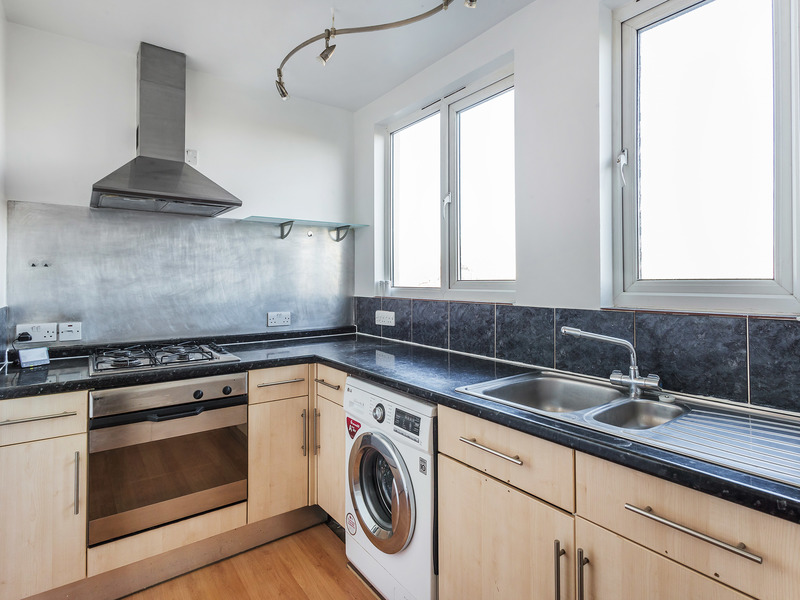 1 bed Apartment For Sale in Caterham, Surrey - 3