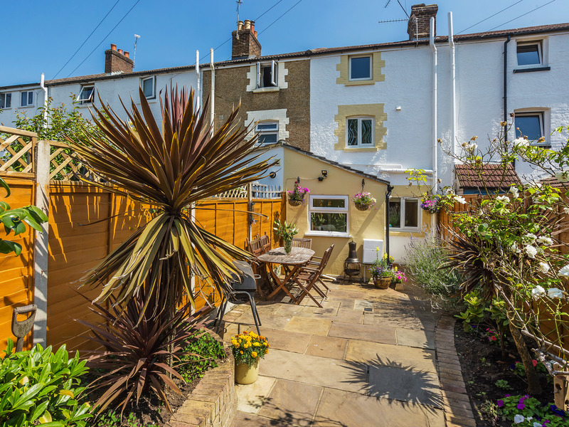 3 bed House - Terrace For Sale in Redhill, Surrey - 2