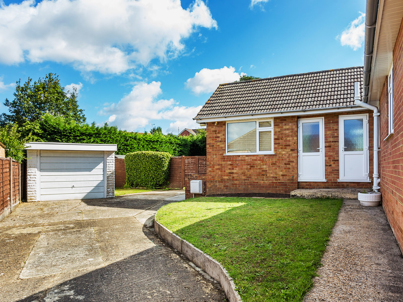 3 bed Bungalow - Semi For Sale in Redhill, Surrey - 3