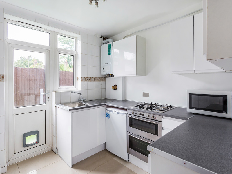 2 bed Maisonette For Rent in Horley, Surrey - 2