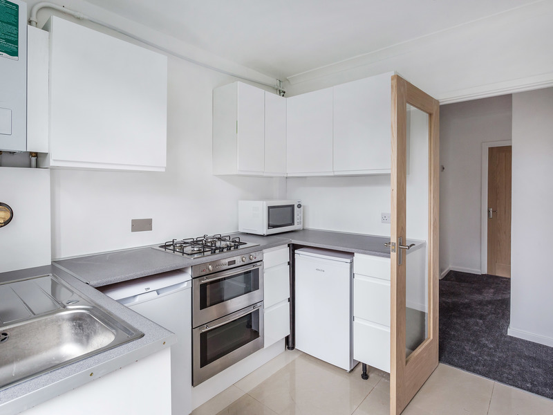 2 bed Maisonette For Rent in Horley, Surrey