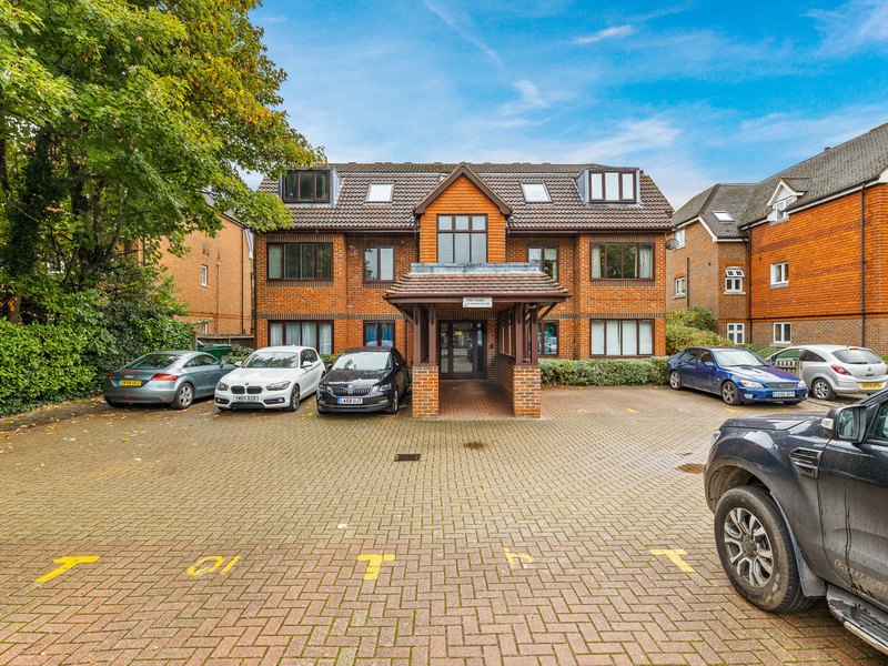 1 bed Apartment For Sale in Horley, Surrey