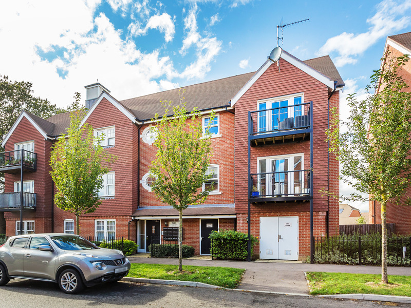 1 bed Apartment For Rent in Horley, Surrey - 2