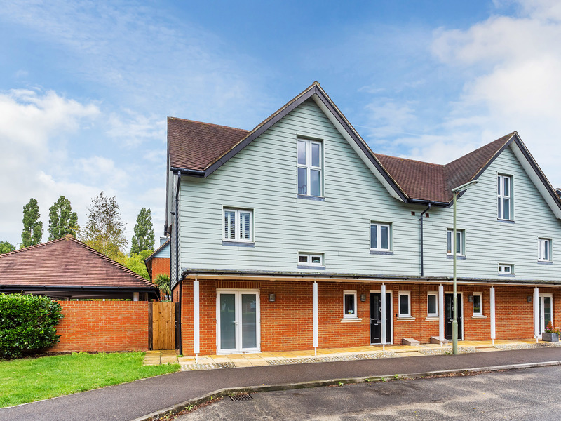 4 bed House - Semi For Sale in Redhill, Surrey