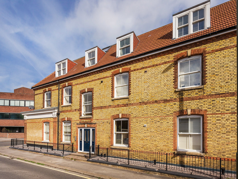 1 bed Apartment For Rent in Reigate, Surrey - 2