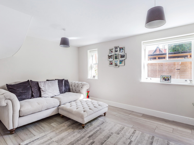3 bed House - Townhouse For Sale in Dorking, Surrey - 3