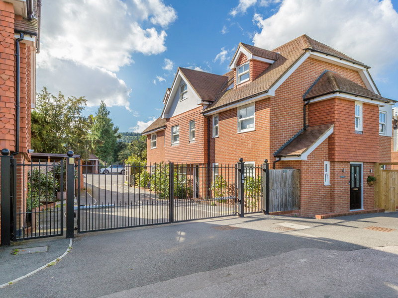 3 bed House - Townhouse For Sale in Dorking, Surrey