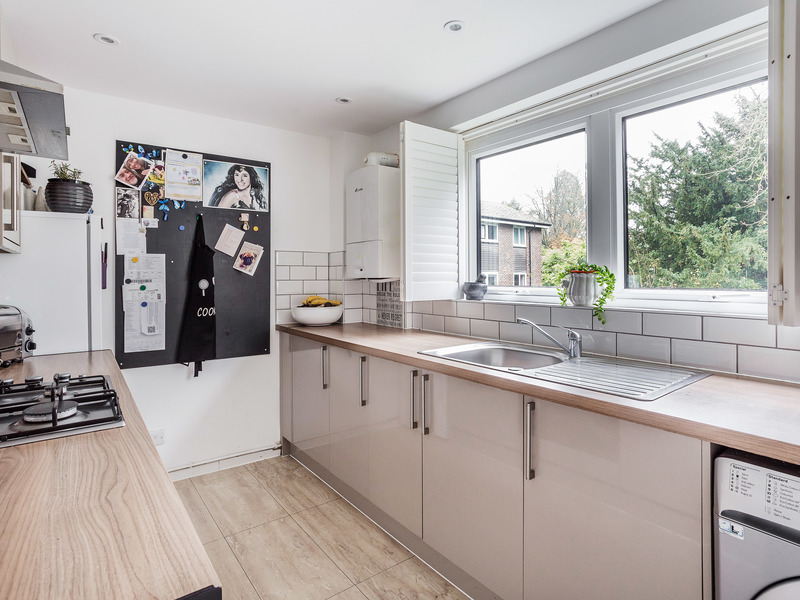 3 bed Apartment For Rent in Reigate, Surrey - 3